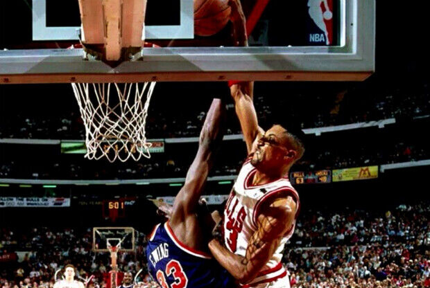 Scottie Pippen machaca sobre Patrick Ewing