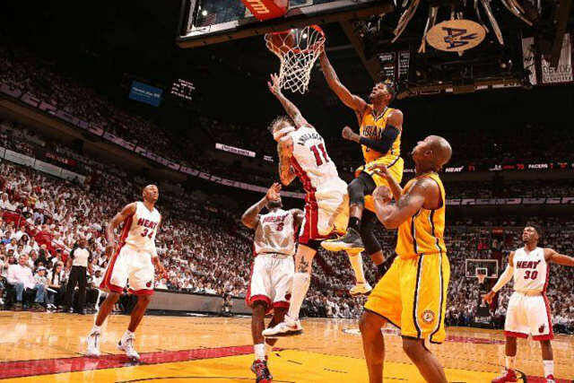 Paul George se cuelga del aro